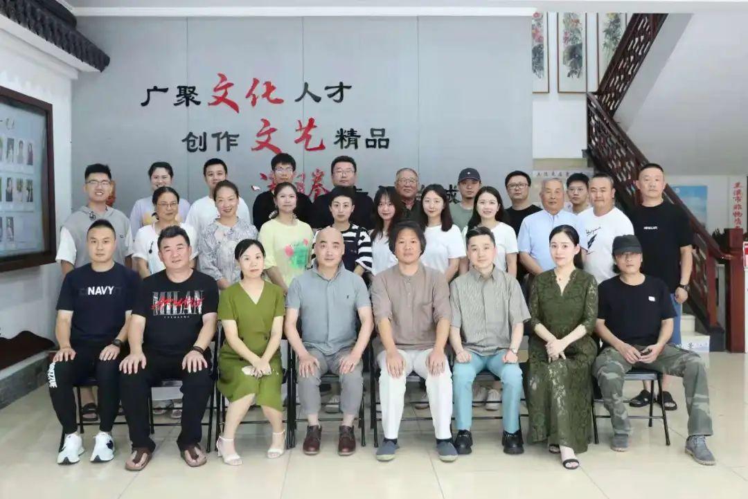 最新喜剧巨制，科技与生活完美融合的高科技喜剧盛宴