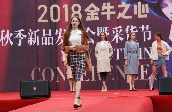 最新女装批发，源头采购秘籍，掌握时尚潮流风向标